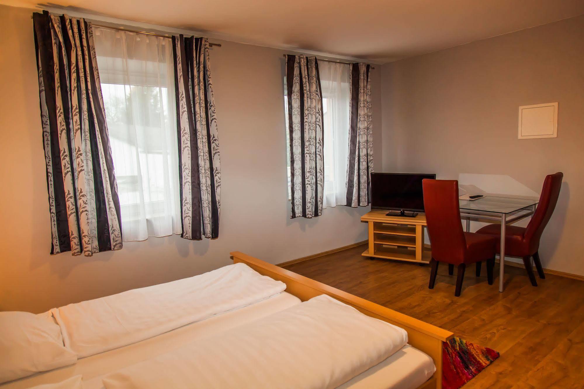 Hotel Cristallo ランツフート エクステリア 写真
